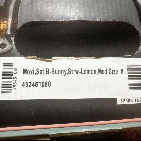 Moxie size 8 Beach Bunny Yellow Roller Skates with Accessories - Picture 3 of 5